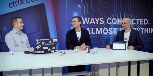 Gastgeber Christian Zentraf und seine Gäste Johannes Albrecht und Thomas Hepp (Firma Mirasoft) sitzen an einem Tisch und sprechen über die Entwicklung individueller Partner-Apps für die Automatisierungslösung ctrlX AUTOMATION