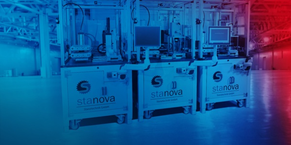 Stanzmaschine von stanova für die Kunststoffbearbeitung, ausgestattet mit ctrlX AUTOMATION Komponenten.