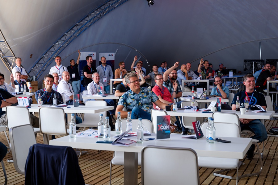 Das Publikum der ctrlX developR Conference bestehend aus Challenge-Teilnehmern, Bosch Rexroth-Mitarbeitenden und Developern