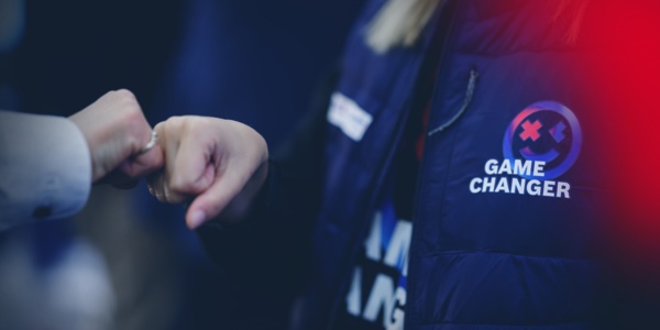 Person with ctrlX AUTOMATION Game Changer Weste macht einen Fist-Bump