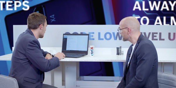 Gastgeber Christian Zentraf und sein Gast Johannes Albrecht sitzen an einem Tisch und sprechen über das Software Development Kit (SDK), zur App-Entwicklung für die Automatisierungslösung ctrlX AUTOMATION