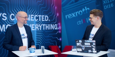 Host Christian Zentraf and his guest Benedikt Rüb stand at meeting tables and talk about ctrlX Configurator, the configuration tool of the automation solution ctrlX AUTOMATION