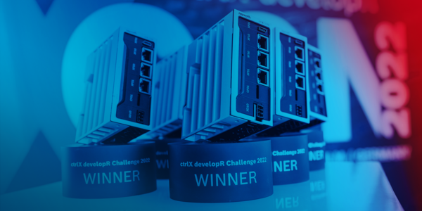 Trophäen der ctrlX developR Challenge in Form der ctrlX CORE auf einem Sockel.