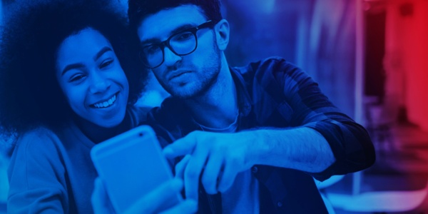 Arbeitskollegen die im Büro ein Selfie mit dem Smartphone machen
