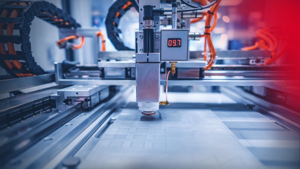 Automatisiertes Plasmaschneiden einer Metallplatte