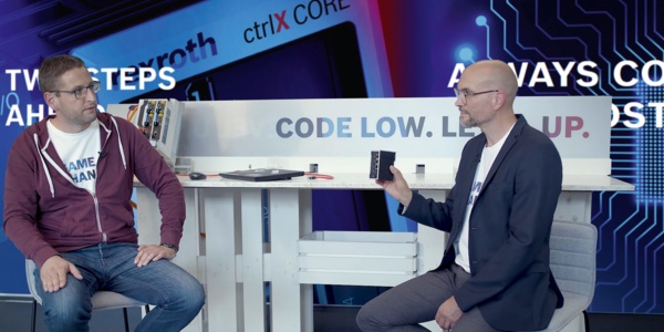 Gastgeber Christian Zentraf und sein Gast Kai Müller sitzen an einem Tisch und sprechen über die Inbetriebnahme der ctrlX CORE Steuerung