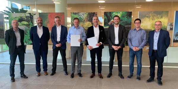 Gruppenbild mit Mitarbeitenden derBosch Rexroth AG und Gerhard Schubert GmbH - Anlass: Verlängerung der 40-jährigen Entwicklungspartnerschaft