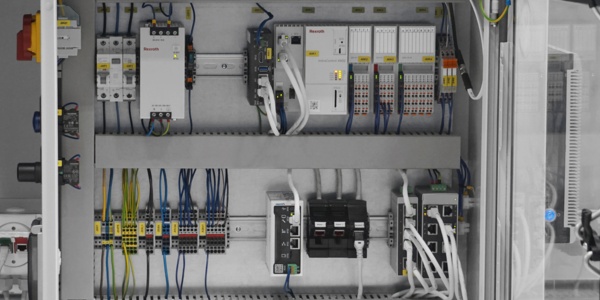 ctrlX AUTOMATION Schaltschrank mit ctrlX CORE Steuerung, PR21 Industrie-PC, XM Steuerung und S20 E/A