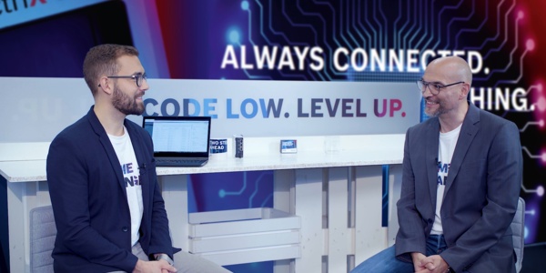 Gastgeber Christian Zentraf und sein Gast Julian Weinkoetz sitzen an einem Tisch und sprechen über das ctrlX Device Portal, dem zentralen Gerätemanager der Automatisierungslösung ctrlX AUTOMATION