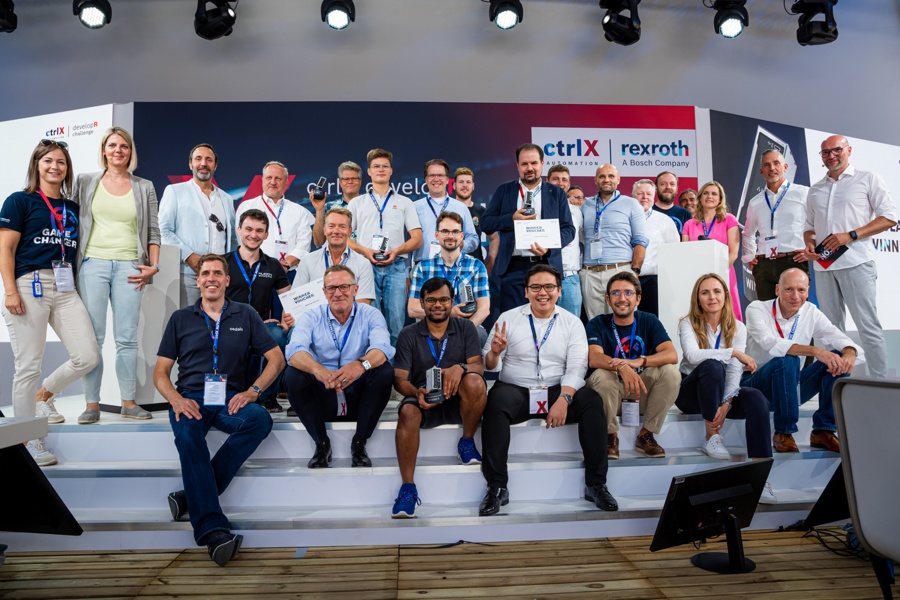 Gruppenbild auf der Bühne mit den Challenge-Gewinnern, Moderierenden, Partnern und Speakern