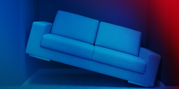 Sofa das quer in einer Nische steht, weil es zu groß für den Raum ist.