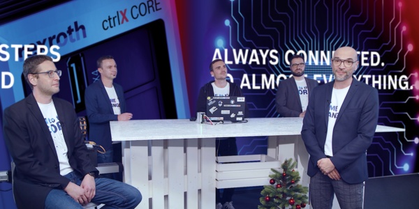 Gastgeber Christian Zentraf und seine Gäste Johannes Albrecht, Pedro Reboredo, Holger Schnabel und Kai Müller sitzen an einem Tisch und sprechen über die grafische Programmierung mit Blockly der Automatisierungslösung ctrlX AUTOMATION