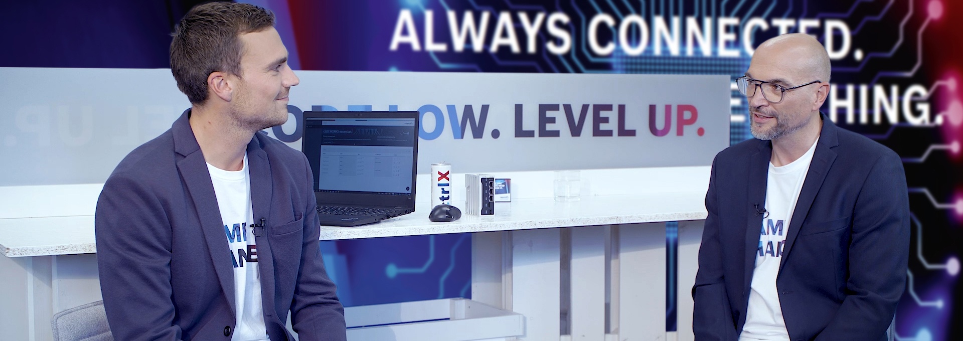 Gastgeber Christian Zentraf und sein Gast Johannes Albrecht sitzen an einem Tisch und sprechen über den ctrlX Data Layer, dem zentralen Nevensystem der Automatisierungslösung ctrlX AUTOMATION
