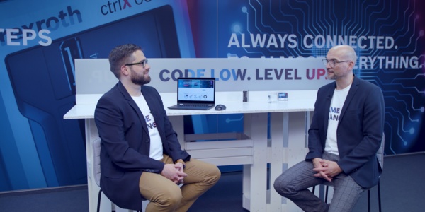 Gastgeber Christian Zentraf und sein Gast Pedro Reboredo sitzen an einem Tisch und sprechen über die ctrlX AUTOMATION Community, der Austauschplattform für Entwickler, der Automatisierungslösung ctrlX AUTOMATION