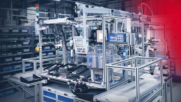 Industrieller Montageplatz zur teilautomatsierten Produktion von Gütern