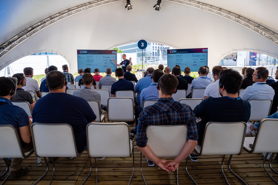 In Break-Out-Sessions unter den Zelten erklären Developer ihr Fachgebiet