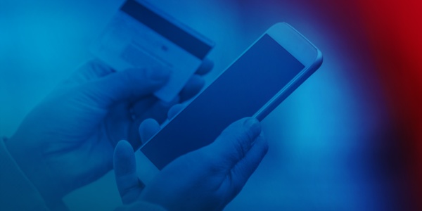 Smartphone und Bankkarte werden jeweils in einer Hand gehalten