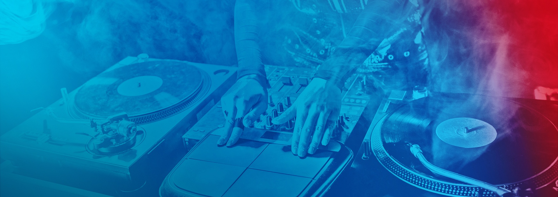 DJ-Pult mit zwei Plattenspielern, Drumpad und Mixer.