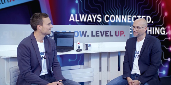 Gastgeber Christian Zentraf und sein Gast Johannes Albrecht sitzen an einem Tisch und sprechen über den ctrlX Data Layer, dem zentralen Nevensystem der Automatisierungslösung ctrlX AUTOMATION