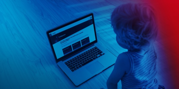 Kleines Kind kniet vor Laptop und schaut sich den ctrlX Configurator an