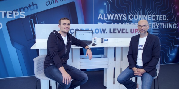 Gastgeber Christian Zentraf und sein Gast Johannes Albrecht sitzen an einem Tisch und sprechen über standartisierte Schnittstellen, wie das REST-Interface, der Automatisierungslösung ctrlX AUTOMATION