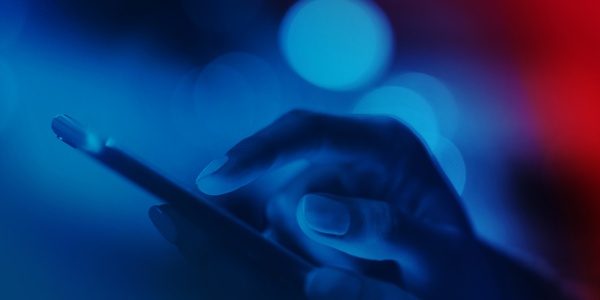 Hand die ein Smartphone bedient
