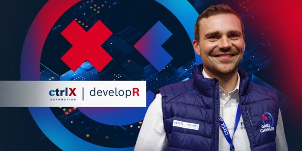 Portraitansicht eines ctrlX developRs vor einem bunten Hintergrund mit der Beschriftung „ctrlX AUTOMATION Smiley“