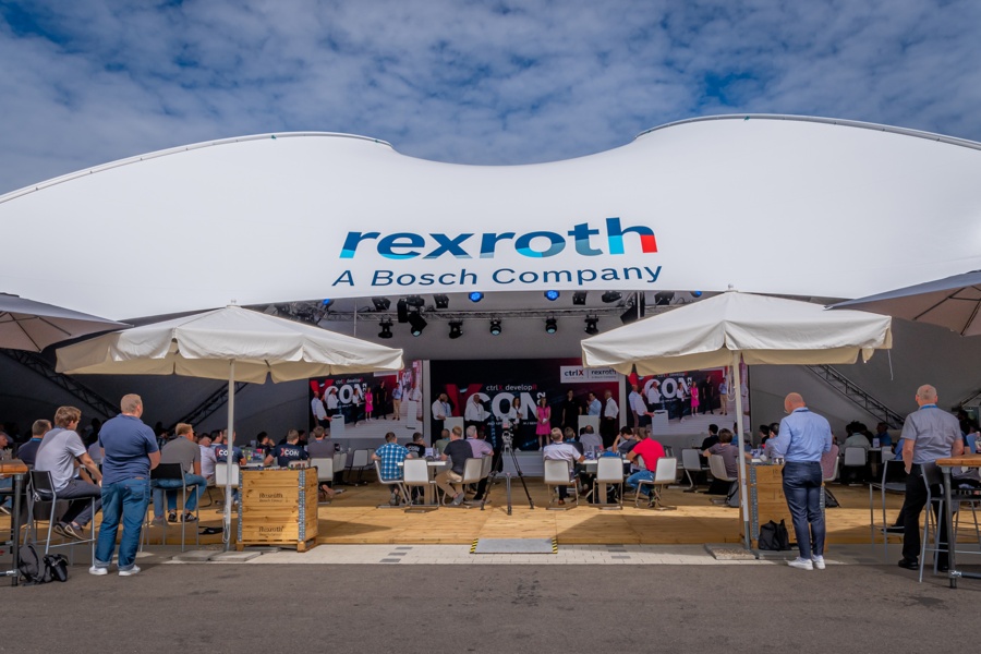 Blick auf die Bühne der crtrlX developR Conference mit Moderierenden und der Jury