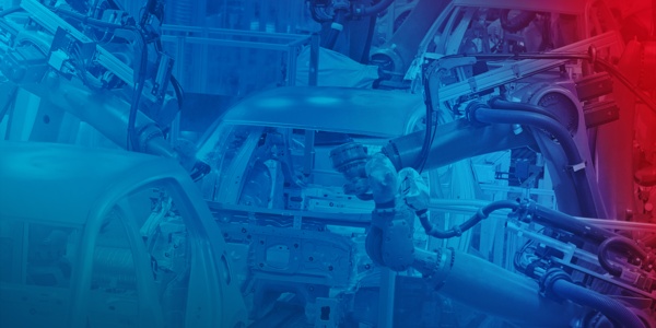 Automatisierte Automobilfertigung: Roboter schweißen eine Karosserie.