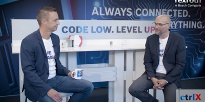 Host Christian Zentraf and his guest Holger Schnabel sit at a table and talk about the automation solution ctrlX AUTOMATION