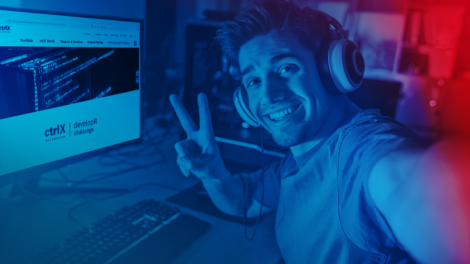 Person mit Headset sitzt am PC und macht ein Victory-Zeichen in die Kamera. Auf dem Monitor ist die ctrlX AUTOMATION Microsite zu sehen.