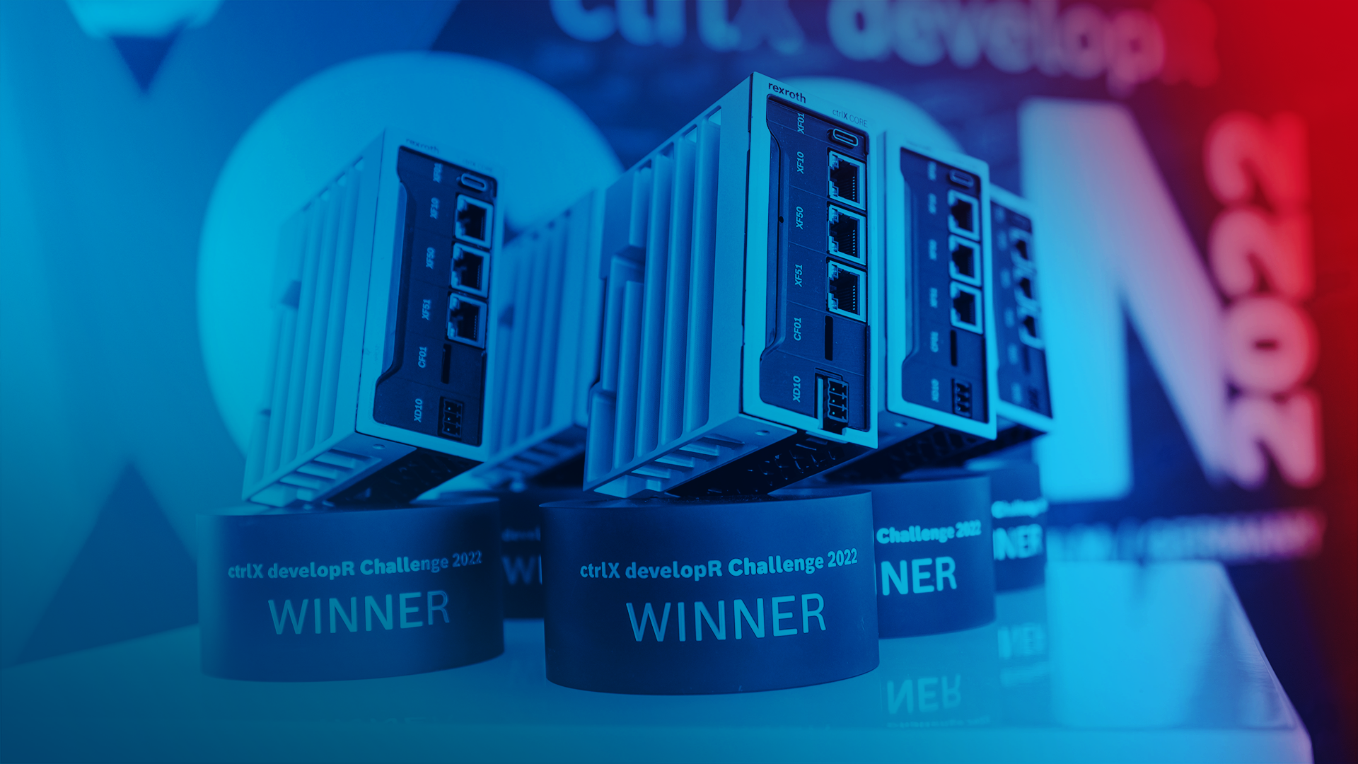 Trophäen der ctrlX developR Challenge in Form der ctrlX CORE auf einem Sockel.