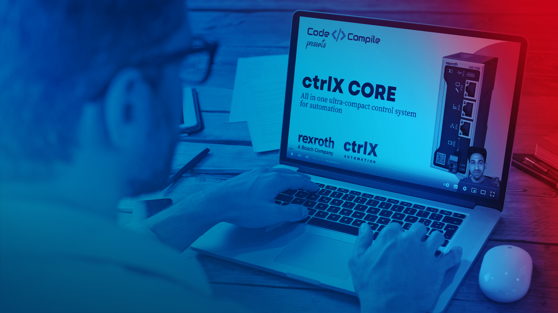 Person am Laptop. Bildschirm zeigt Website Code & Compile von Ravjvir Singh dem ctrlX developR Influencer