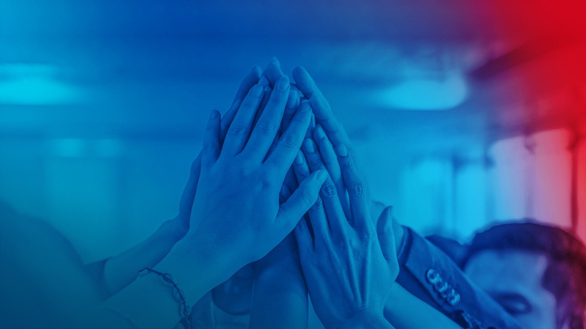 Hände von vielen Menschen, die zusammen einen High-Five machen.
