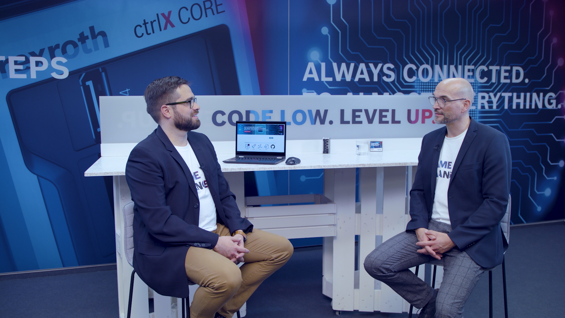 Gastgeber Christian Zentraf und sein Gast Pedro Reboredo sitzen an einem Tisch und sprechen über die ctrlX AUTOMATION Community, der Austauschplattform für Entwickler, der Automatisierungslösung ctrlX AUTOMATION